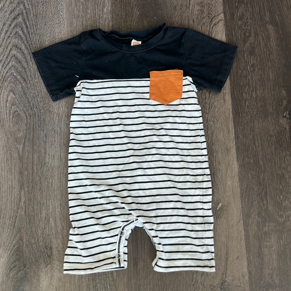 **12-18MO ONESIE** BLACK WHITE STRIPED INFANT TODDLER ONESIE